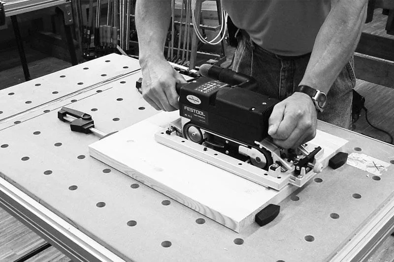 An excellent sanding result is achieved thanks to the linear sanding motion of the belt sander