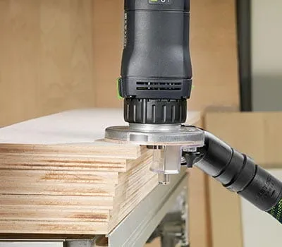 To round the wooden edges, the tool can be used horizontally or vertically on the workpiece