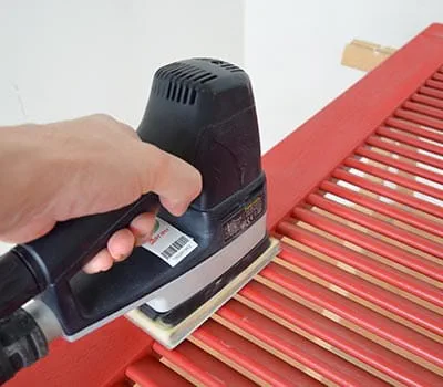 Fit the standard sanding pad on the linear sander