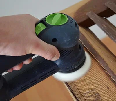 With the coarse sanding setting, the damaged paint is sanded off quickly.