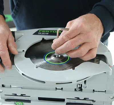 Using the flat-toothed saw blade