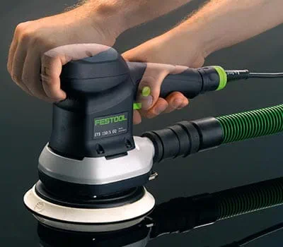 Set the speed to level 3–4. Now move the machine over the wood without applying pressure and with slow movements.