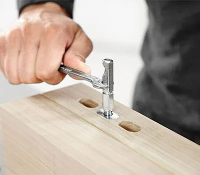 Screwing in the anchor bolt