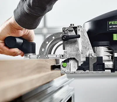 In the stile, set the routed holes with a 70 mm routing depth as well