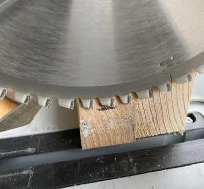 Adjust the cutting depth limiter: 