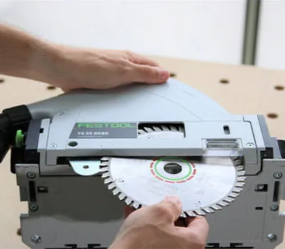 Fitting the special saw blade