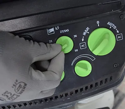 Connect the AGC DSC 125 to the mobile dust extractor.