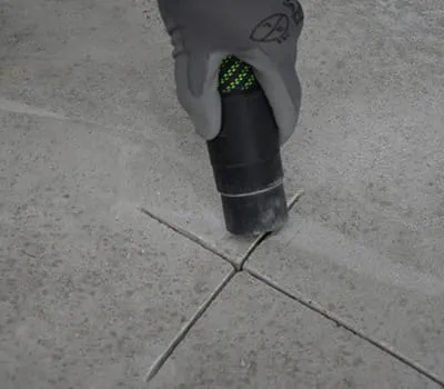 Remove dust and loose parts from the cracks using the mobile dust extractor