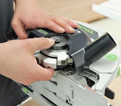 Fitting the adjustable groove cutter into the portable circular saw