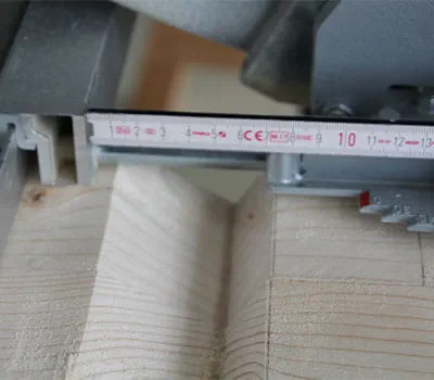 Setting the parallel side fence for cutting the cut side