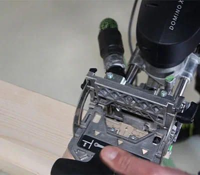 Post and threshold cornice joint