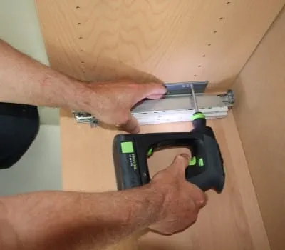 Mounting pull-out drawers