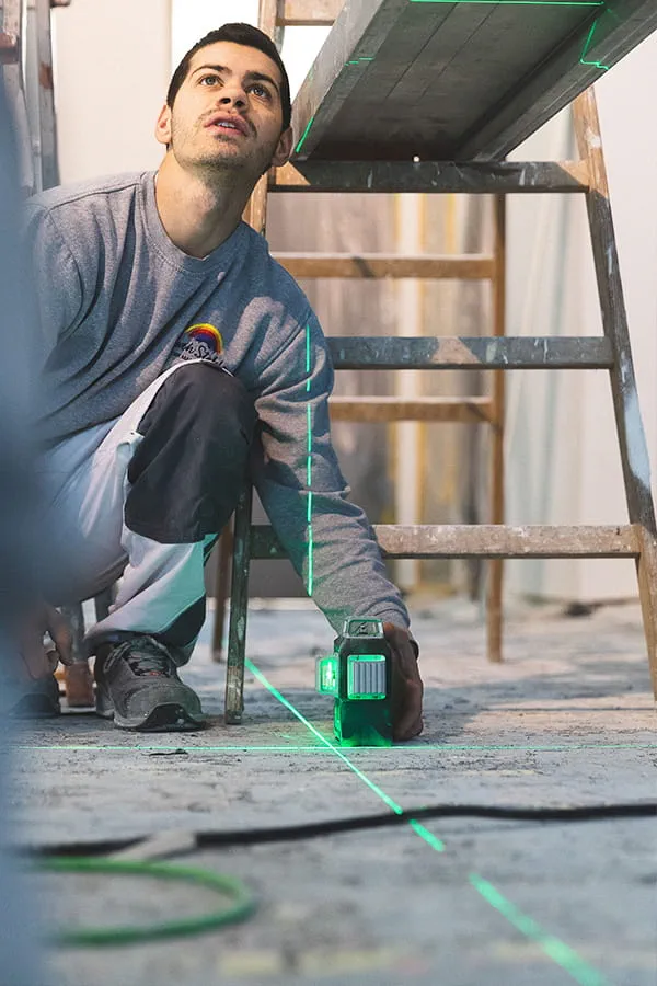 A cross-line laser guarantees a straight cutting line