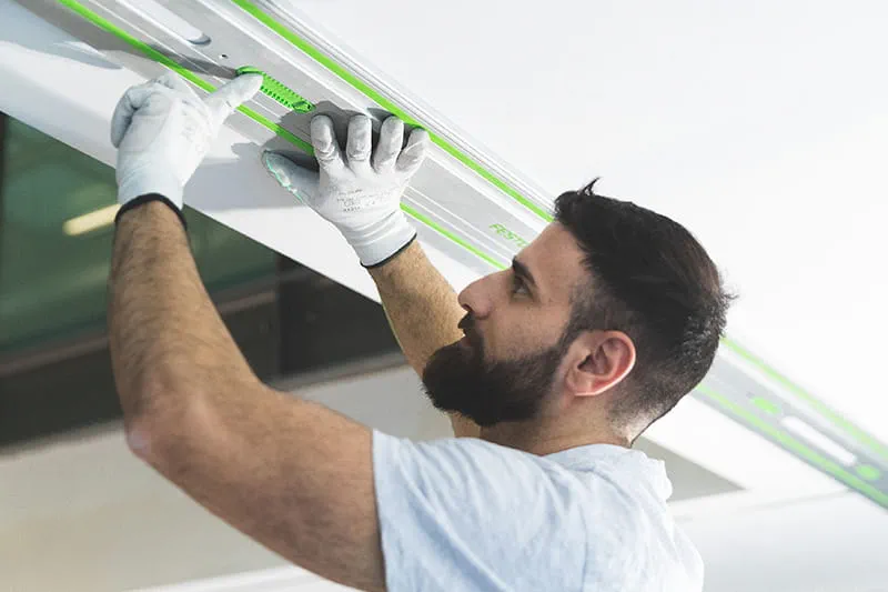 Fixing the guide rail with the help of the adhesive pads