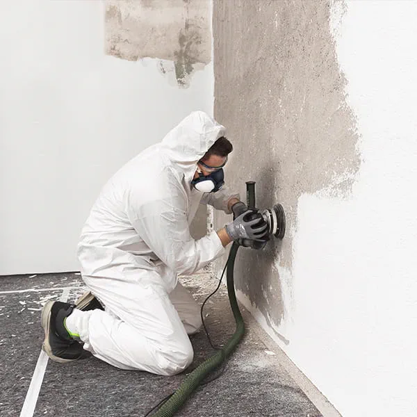 Remove defective areas of plaster and old coatings using the renovation miller or the surface-restoration grinder. 
