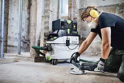 Nadja Körbel - floor layer and Festool training instructor gives practical tips for preparing floors: Fast removal of concrete, screed and coatings on hard substrates with the RENOFIX RG 130 renovation grinder.