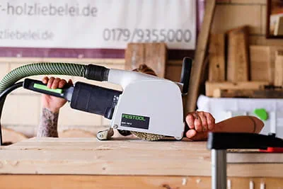 The carpenters sanding a piece of wood with the Festool BMS 180 E brush machine