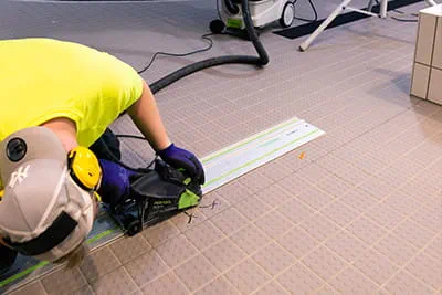 Dust-free working in swimming pools thanks to the mobile dust extractor with pre-separator