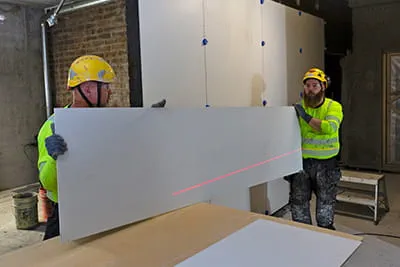 Transporting and positioning tiles measuring 2.60 m in length