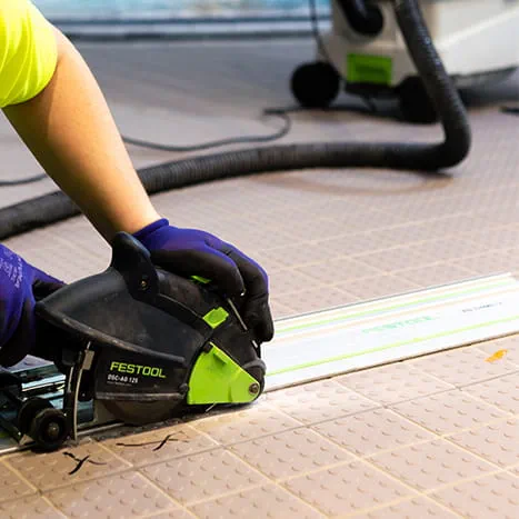 Working on the swimming pool floor tiles with Festool machines