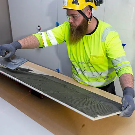Preparatory work for tiling: Applying adhesive with the scraper