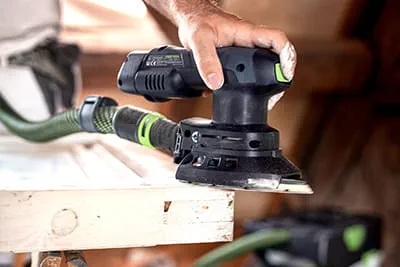 Marco Dworzak processes the windows and frames using the Festool cordless sander