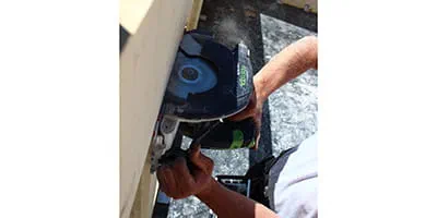 The cordless plunge-cut saw TSC 55 from Festool in action.