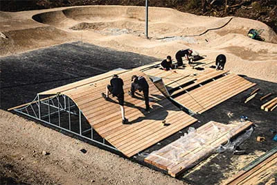 The employees rely on mobile tools, especially when assembling the snow, bike or skate parks on site.