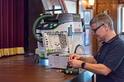 Working dust free wit the Festool dust extractor
