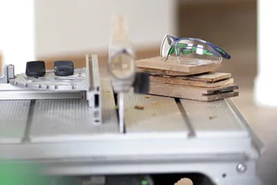 When working on a parquet floor, it is advisable to wear safety goggles due to the formation of dust.