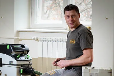 The parquet master installer surrounded by carefully stacked Systainers, which he uses to keep the site tidy.