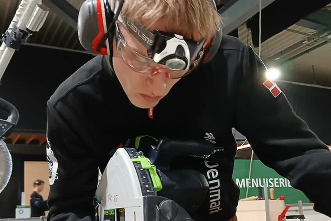 Lukas Sørensen sawing with the DK 15